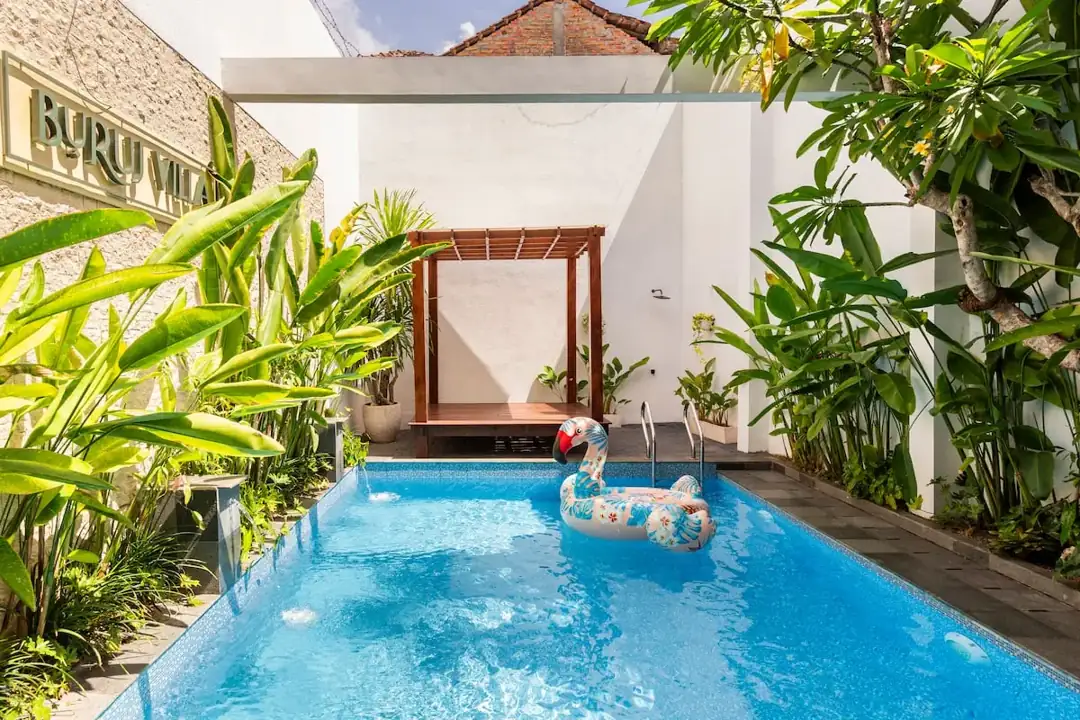Kolam renang pribadi Buruj Villa Wirokerten